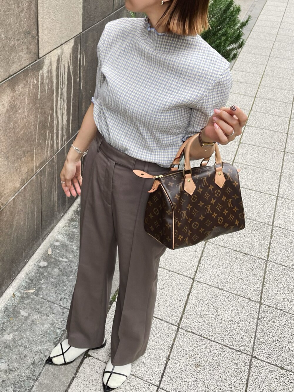 ブルー系のTシャツ/カットソー、グレー系のパンツ、ブラック系のサンダルを着用したレディースの春コーディネートの2枚目の写真