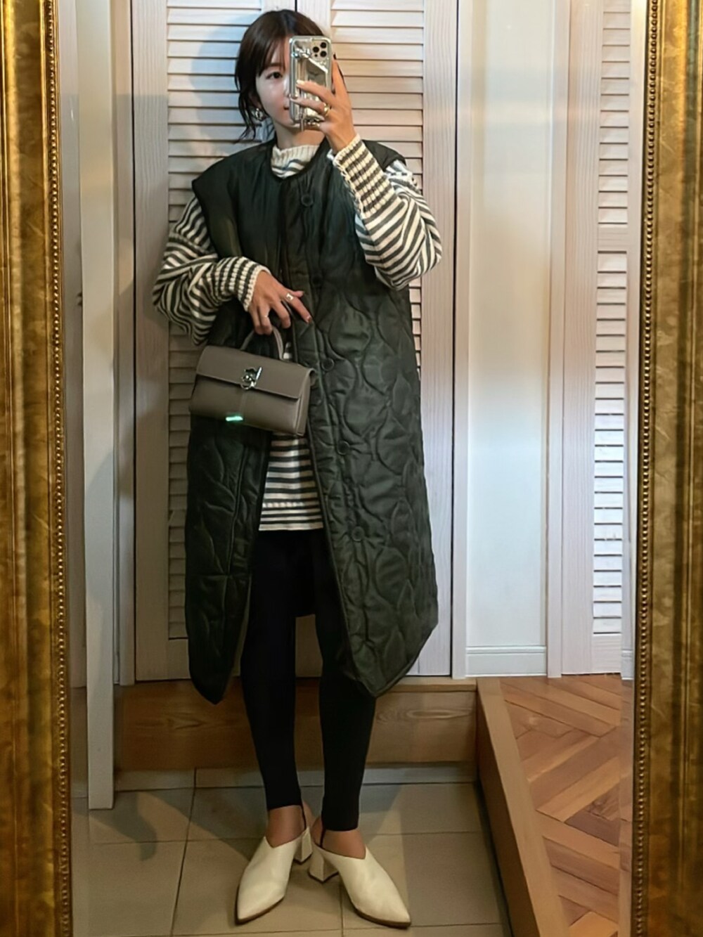 グリーン系のジャケット/アウター、グレー系のニット/セーター、グレー系のレギンス/スパッツを着用したレディースの秋コーディネートの2枚目の写真