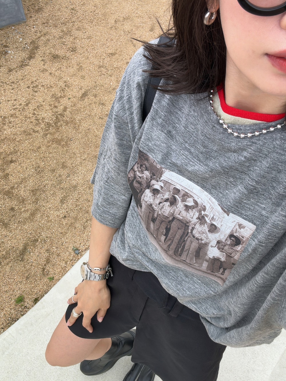 ブラック系のその他パンツ、グレー系のTシャツ/カットソー、ブラック系のブーツを着用したレディースの春コーディネートの3枚目の写真