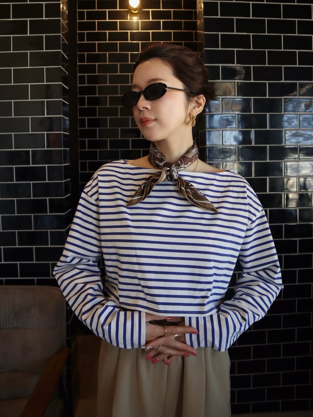 その他のTシャツ/カットソー、ベージュ系のスラックスを着用したレディースの春コーディネートの2枚目の写真