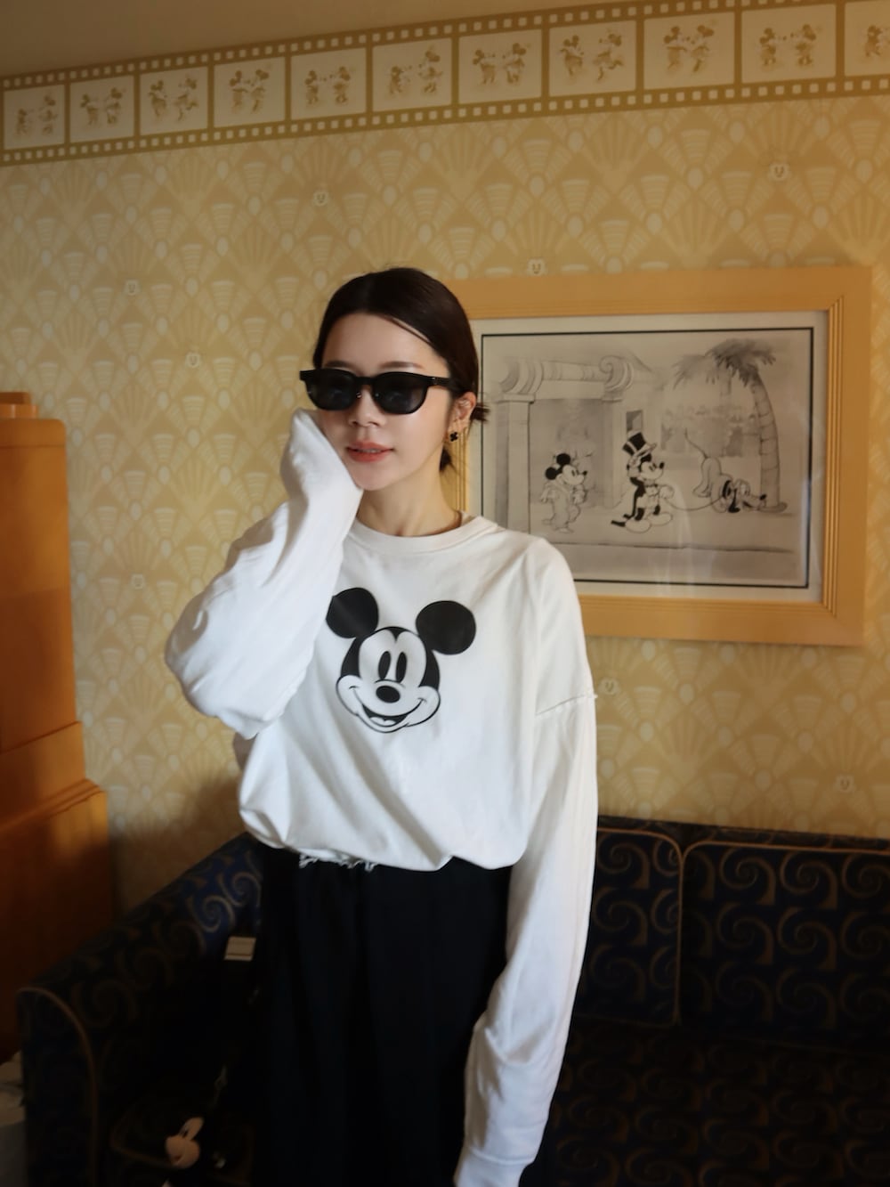 ホワイト系のTシャツ/カットソー、ブラック系のダウンジャケット/コート、ブラック系のその他パンツを着用したレディースの冬コーディネートの3枚目の写真