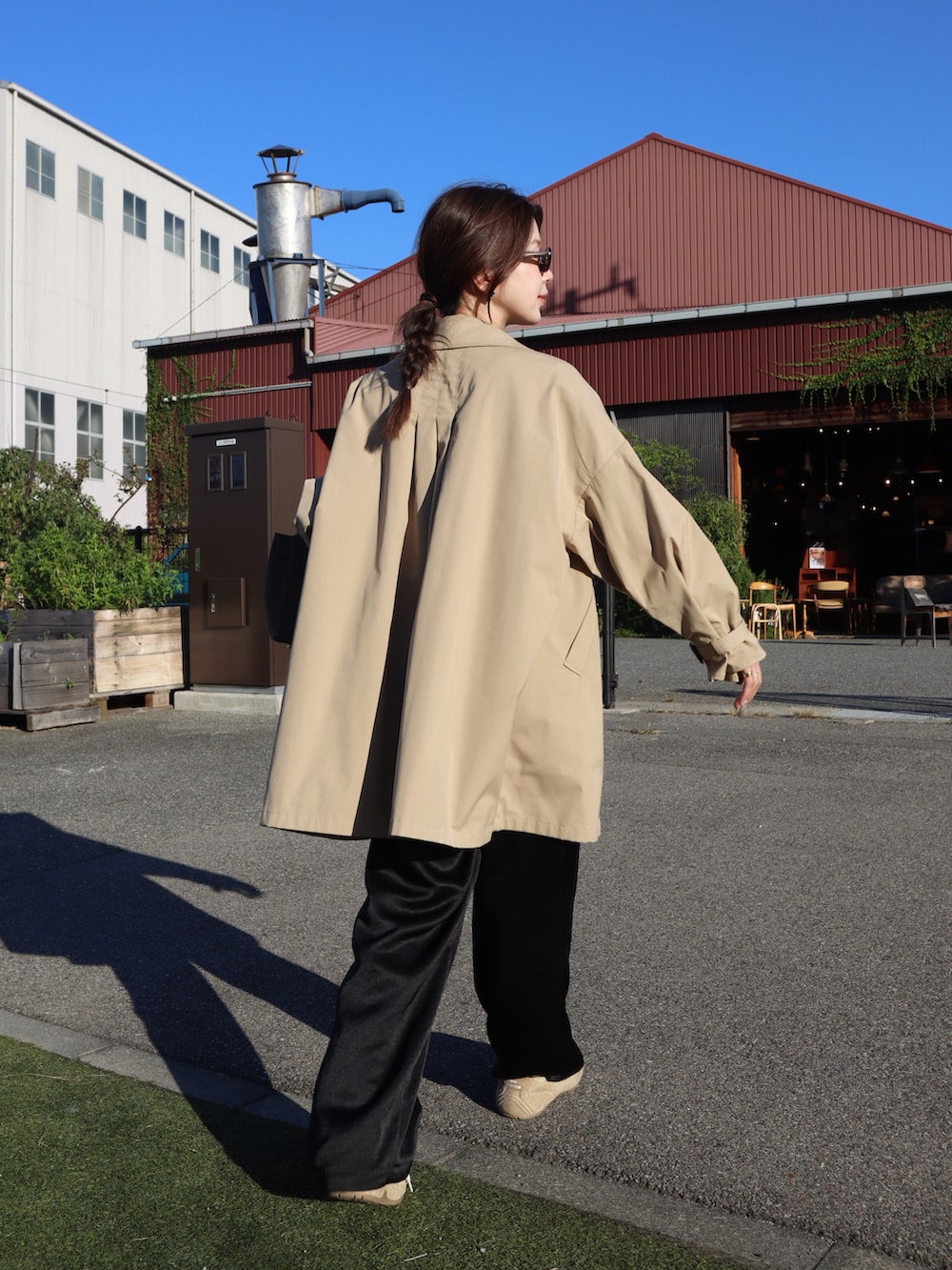 ベージュ系のトレンチコート、ブラック系のその他パンツ、ベージュ系のファンデーションを着用したレディースの秋コーディネートの3枚目の写真
