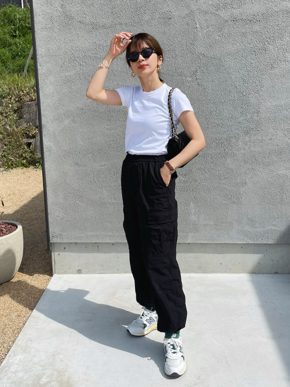 ホワイト系のシャツ/ブラウス、ホワイト系のTシャツ/カットソー、ブラック系のパンツを着用したレディースの春コーディネートの2枚目の写真