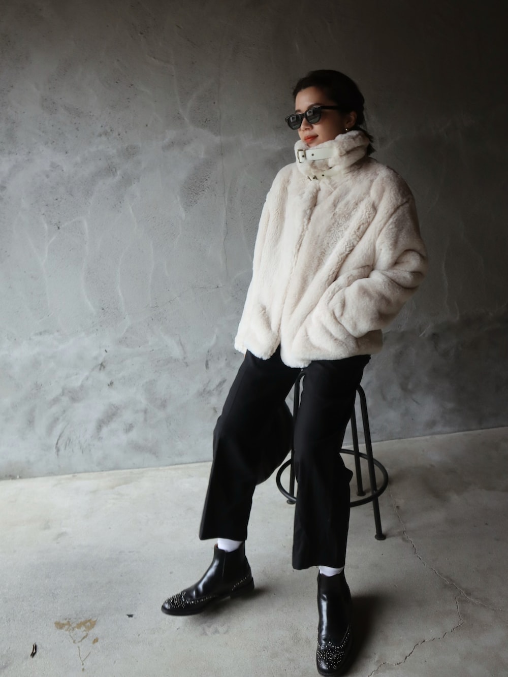 ホワイト系のその他アウター、ブラック系のスラックス、ブラック系のブーツを着用したレディースの冬コーディネートの2枚目の写真