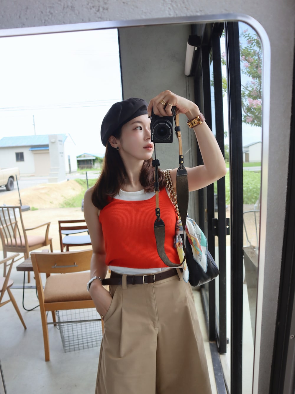 ベージュ系のその他パンツ、ブラウン系のサンダルを着用したレディースの夏コーディネートの2枚目の写真