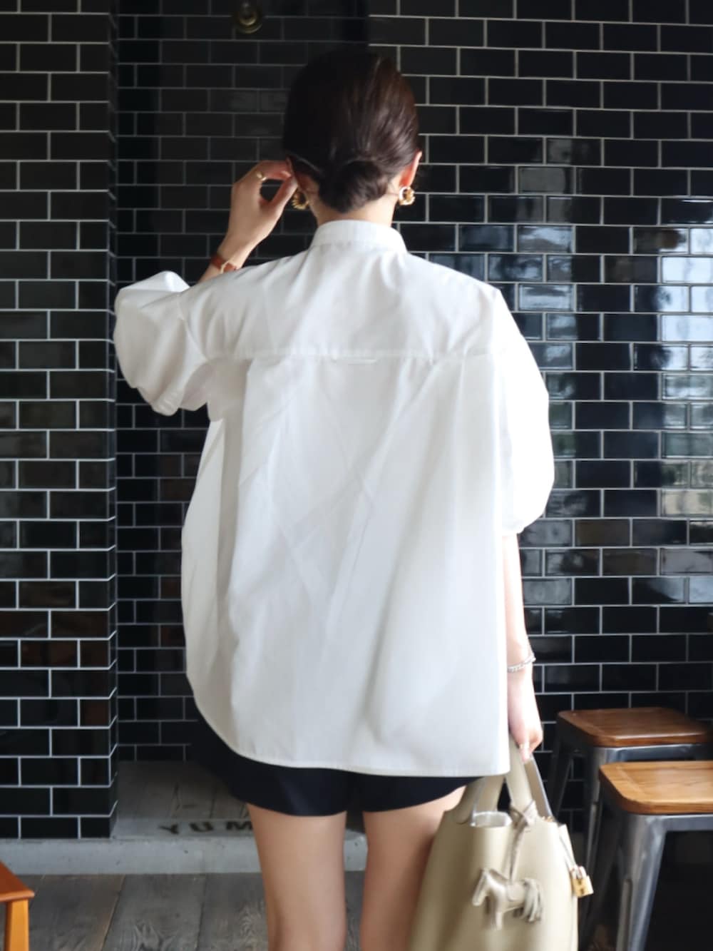 ホワイト系のシャツ/ブラウス、ブラック系のその他パンツ、ブラウン系のローファーを着用したレディースの夏コーディネートの3枚目の写真