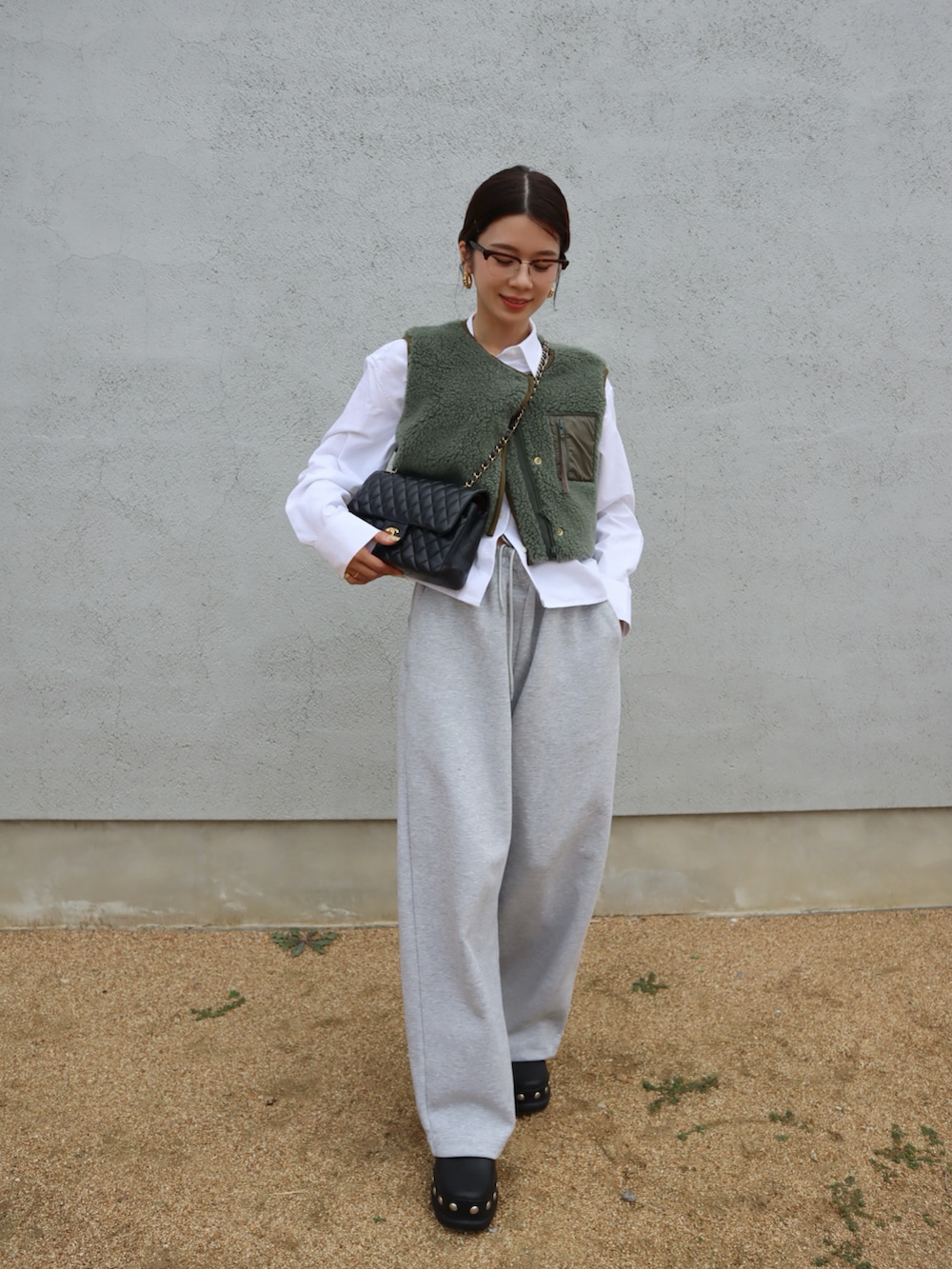 ブラック系のサンダル、グリーン系のその他アウター、グレー系のスウェットパンツを着用したレディースの秋コーディネートの2枚目の写真