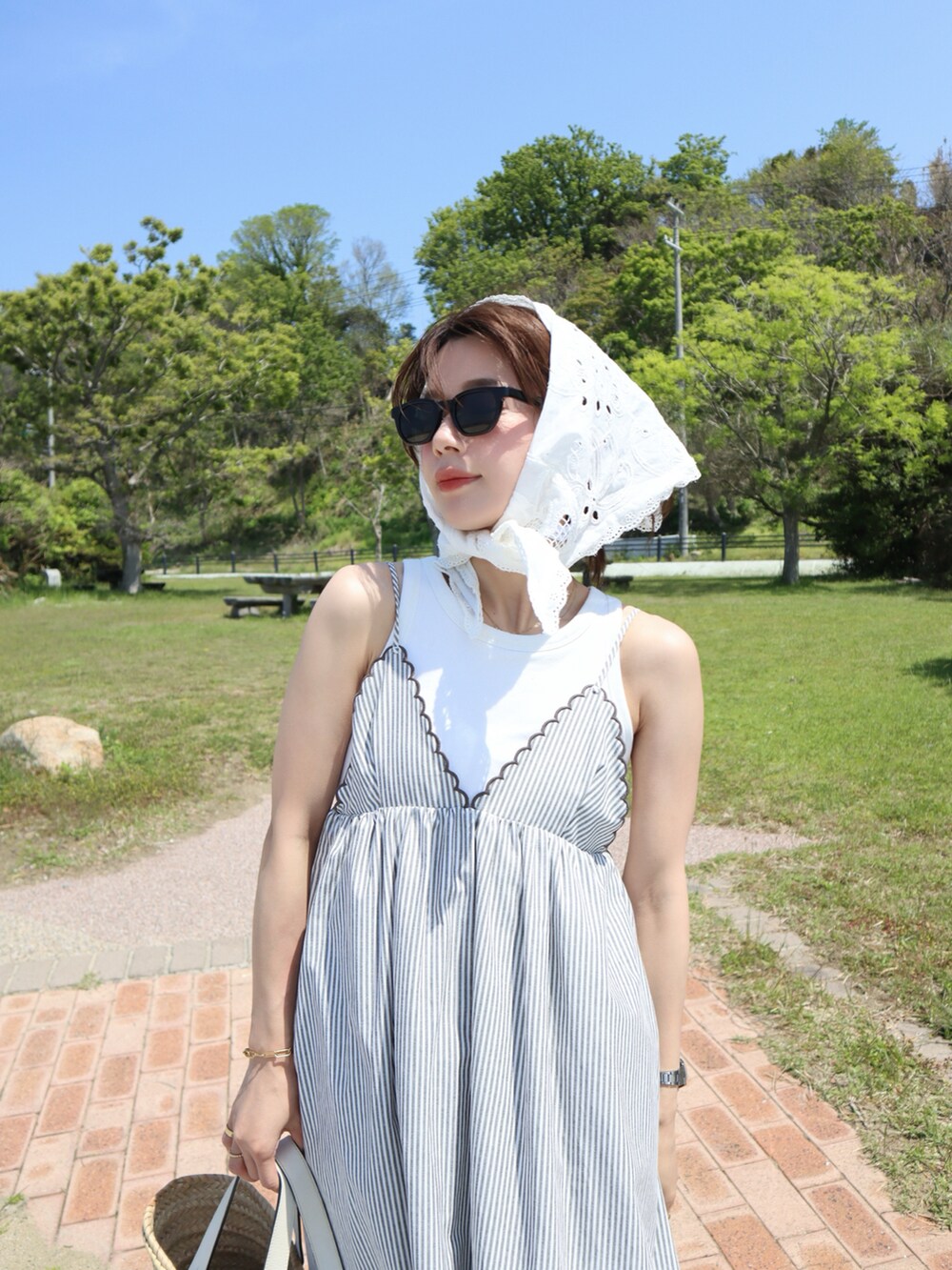 その他のドレス、ホワイト系のかごバッグ、ホワイト系のストール/ショールを着用したレディースの春コーディネートの2枚目の写真