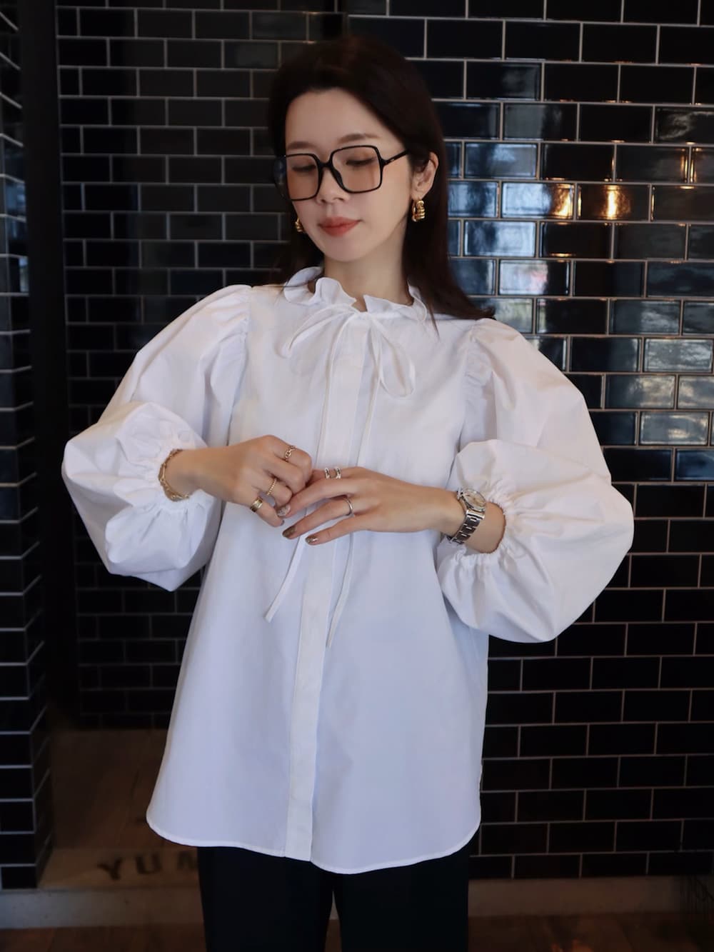 ホワイト系のシャツ/ブラウス、ブラック系のその他パンツを着用したレディースの冬コーディネートの2枚目の写真