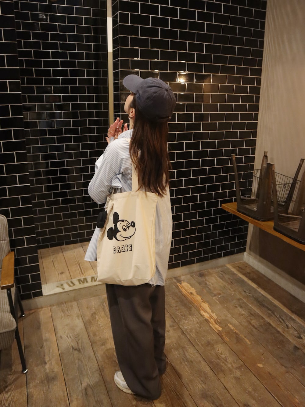 ホワイト系のスニーカー、ブルー系のシャツ/ブラウス、グレー系のスラックスを着用したレディースの冬コーディネートの3枚目の写真