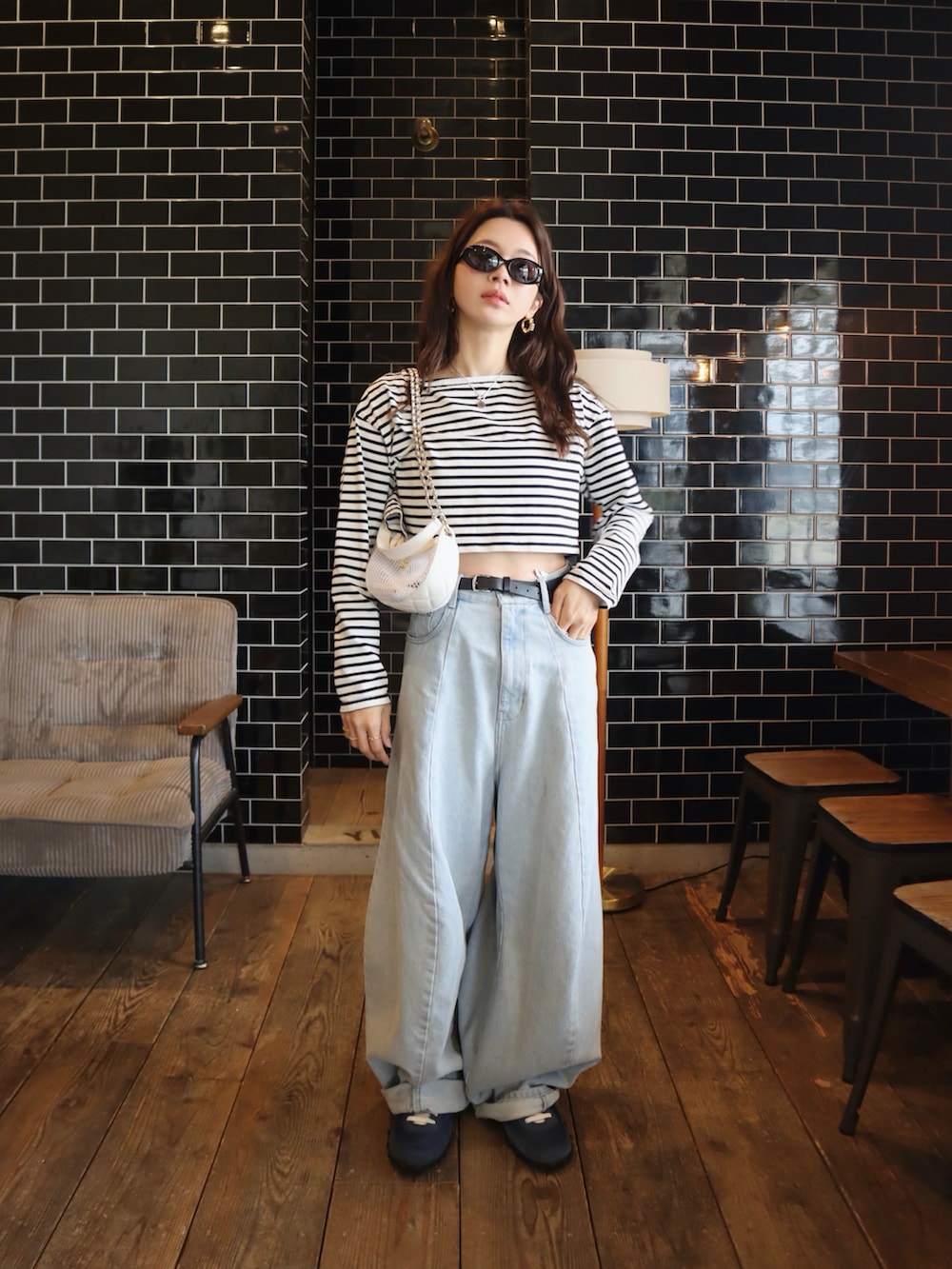 ブルー系のスニーカー、その他のTシャツ/カットソー、ブルー系のデニムパンツを着用したレディースの春コーディネートの2枚目の写真