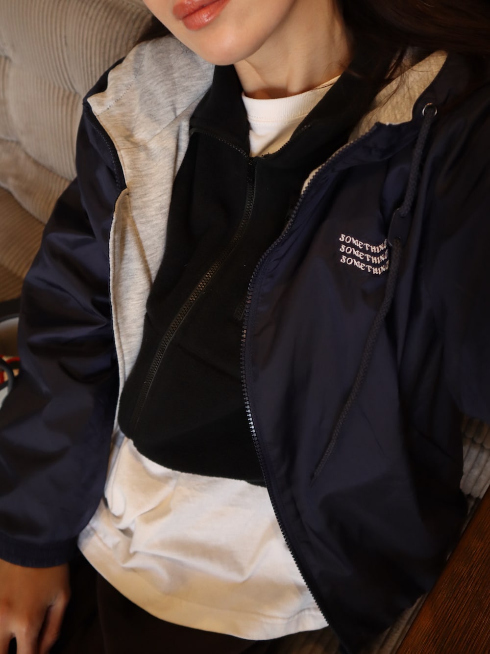 ブラウン系のパンツ、ブルー系のその他アウター、ブラック系のベストを着用したレディースの冬コーディネートの2枚目の写真