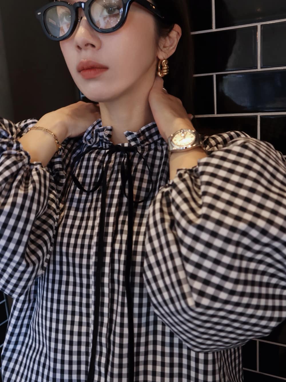 ブラック系のシャツ/ブラウス、ブラック系のその他パンツを着用したレディースの冬コーディネートの2枚目の写真