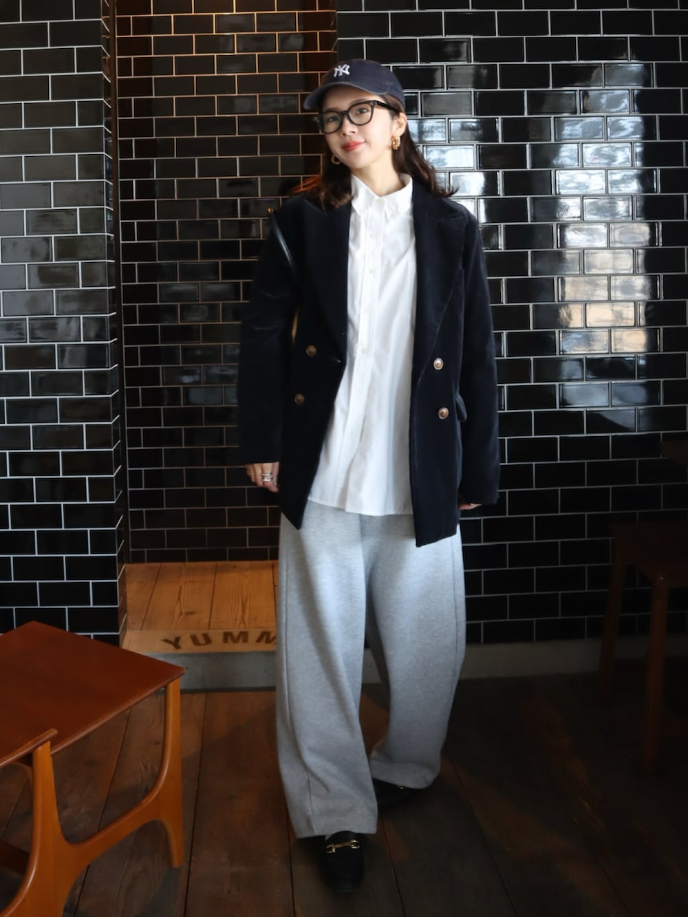 ブルー系のテーラードジャケット、グレー系のスウェットパンツ、ホワイト系のシャツ/ブラウスを着用したレディースの冬コーディネートの2枚目の写真