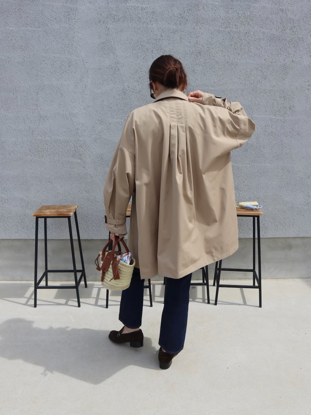 ホワイト系のTシャツ/カットソー、ベージュ系のトレンチコート、ブラウン系のローファーを着用したレディースの春コーディネートの2枚目の写真