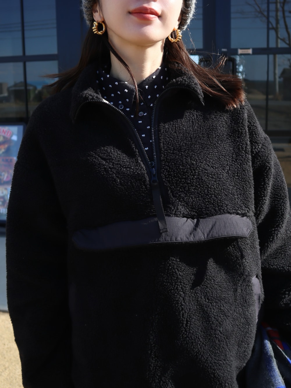 グレー系のジャケット/アウター、ブラック系のハンドバッグ、グレー系のタイツ/ストッキングを着用したレディースの冬コーディネートの2枚目の写真