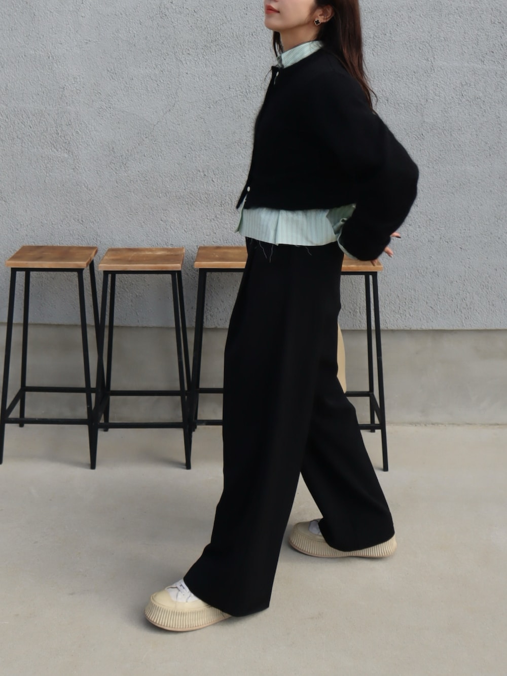 ブラック系のカーディガン/ボレロ、ベージュ系のハンドバッグ、ブラック系のその他パンツを着用したレディースの秋コーディネートの2枚目の写真