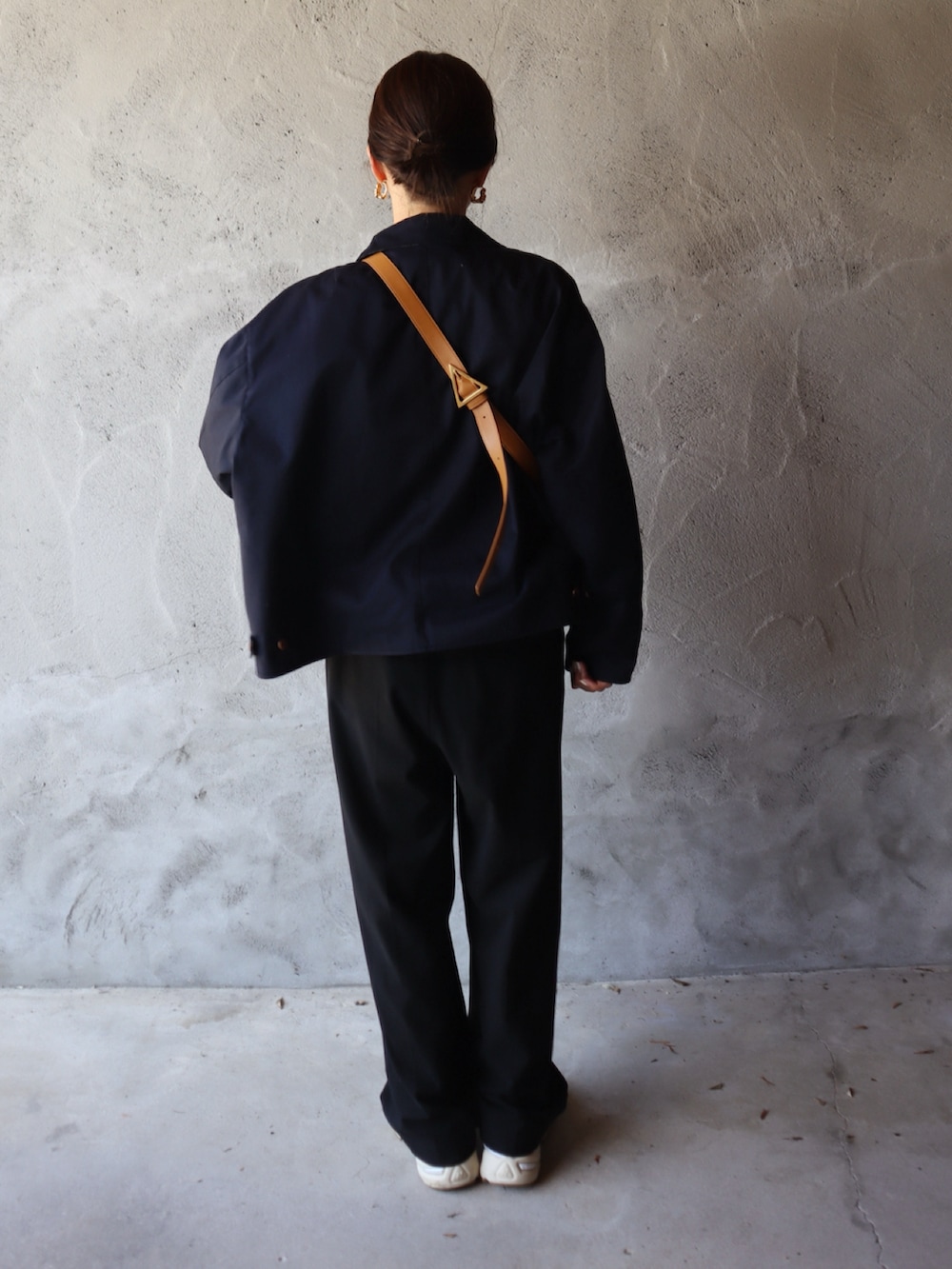 ブルー系のジャケット/アウター、ブラック系のスラックス、ホワイト系のスニーカーを着用したレディースの夏コーディネートの3枚目の写真