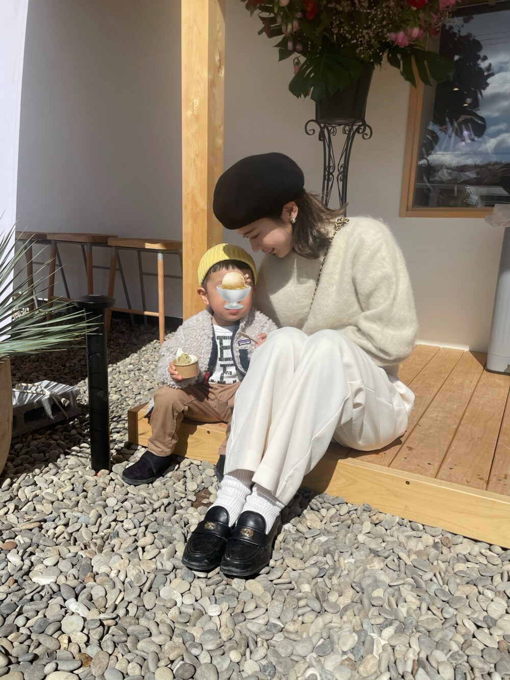 ベージュ系のニット/セーター、ホワイト系のスラックス、ブラック系のローファーを着用したレディースの春コーディネートの2枚目の写真