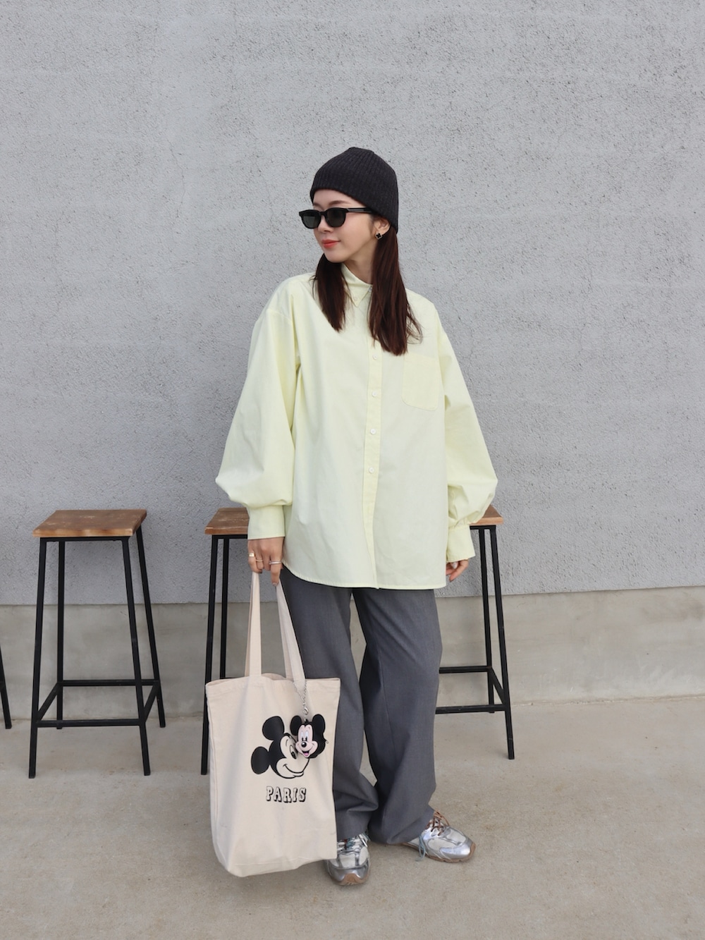 イエロー系のシャツ/ブラウス、ブラック系のベスト、グレー系のスラックスを着用したレディースの冬コーディネートの3枚目の写真