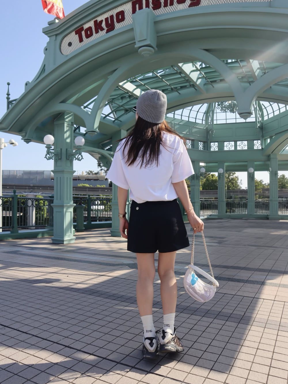 ホワイト系のTシャツ/カットソー、ブラック系のその他パンツ、ブラック系のスニーカーを着用したレディースの春コーディネートの2枚目の写真