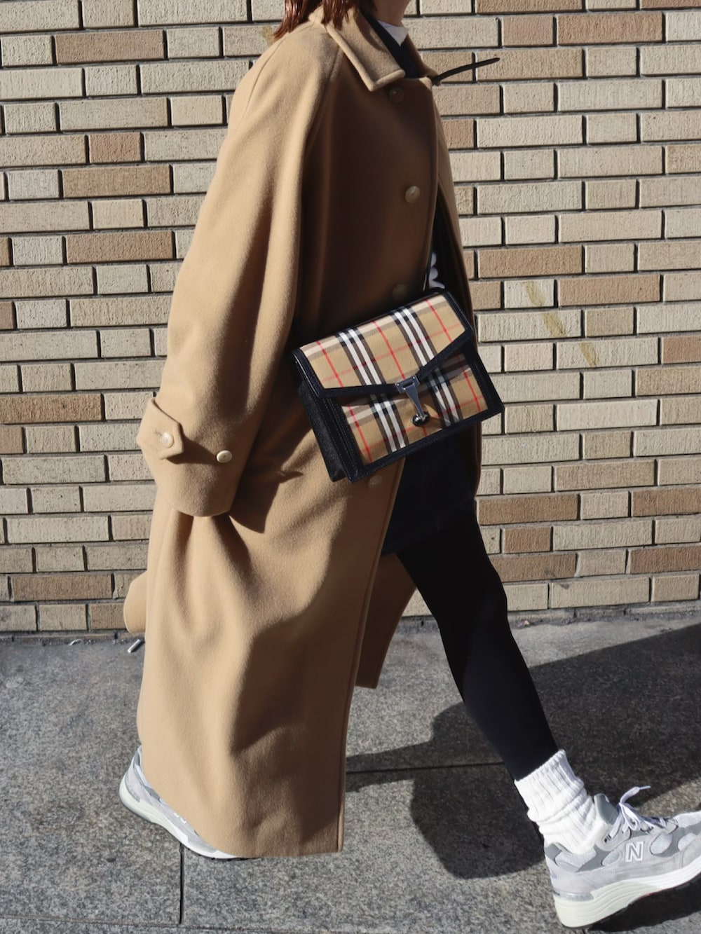 ベージュ系のジャケット/アウター、グレー系のスニーカー、ブルー系のデニムスカートを着用したレディースの冬コーディネートの2枚目の写真