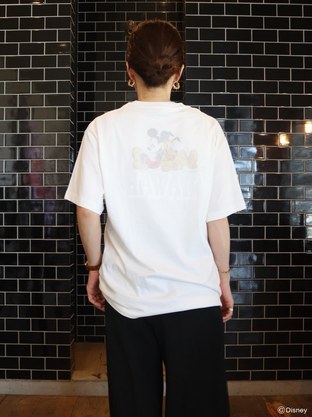 ホワイト系のTシャツ/カットソー、ブラック系のその他パンツを着用したレディースの夏コーディネートの2枚目の写真