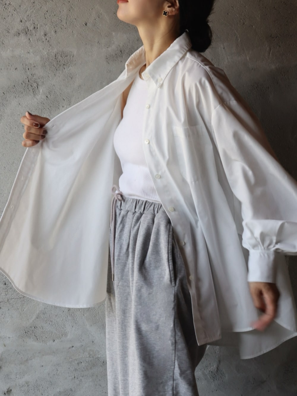 ホワイト系のシャツ/ブラウス、グレー系のスウェットパンツ、ブラック系のヘアバンドを着用したレディースの秋コーディネートの3枚目の写真