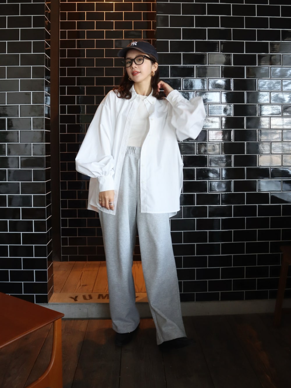 ブルー系のテーラードジャケット、グレー系のスウェットパンツ、ホワイト系のシャツ/ブラウスを着用したレディースの冬コーディネートの3枚目の写真