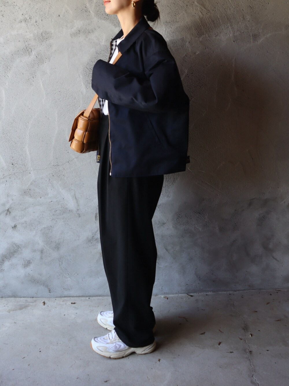 ブルー系のジャケット/アウター、ブラック系のスラックス、ホワイト系のスニーカーを着用したレディースの夏コーディネートの2枚目の写真