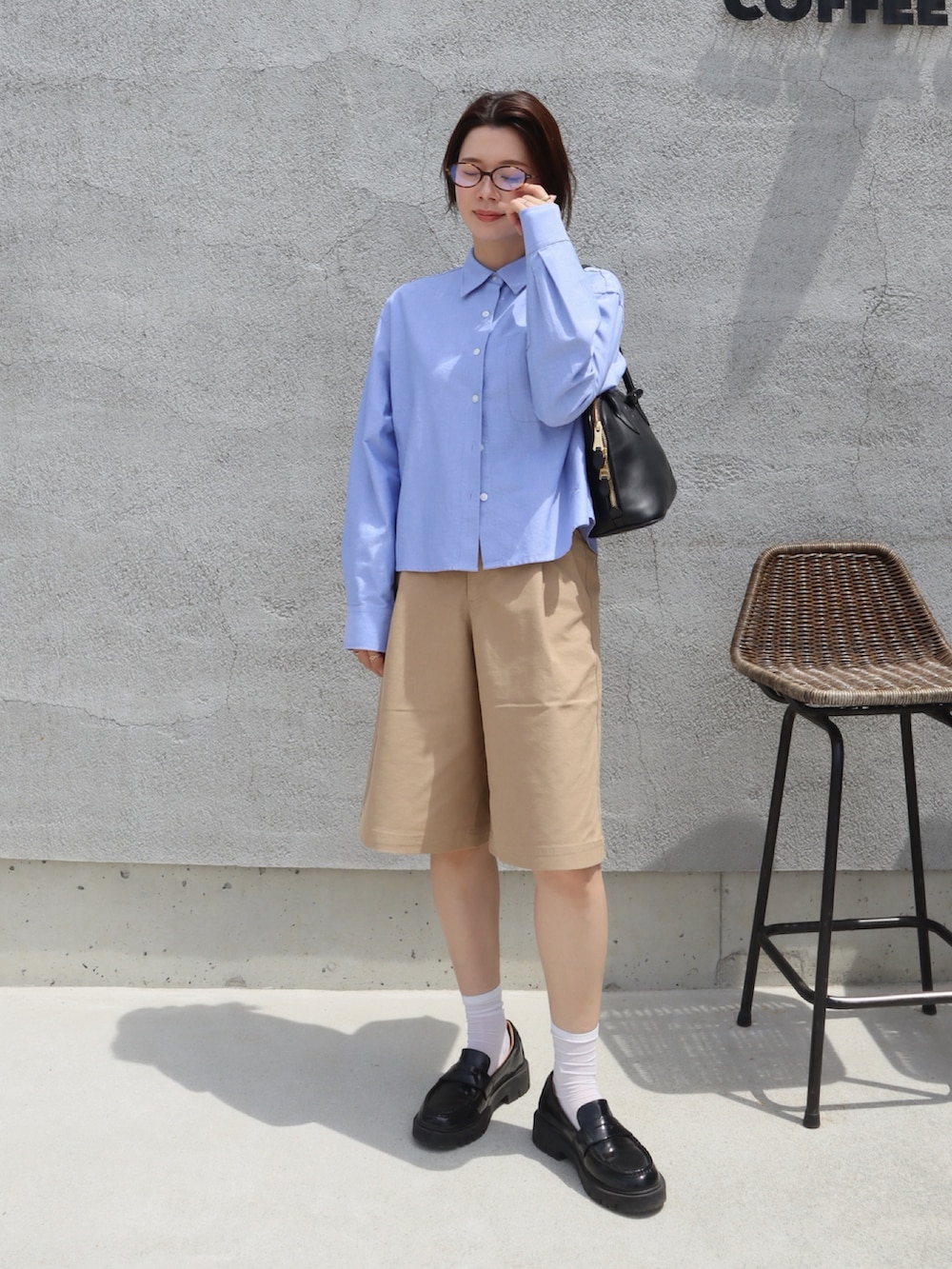 ブルー系のシャツ/ブラウス、ベージュ系のその他パンツ、ブラック系のローファーを着用したレディースの春コーディネートの2枚目の写真