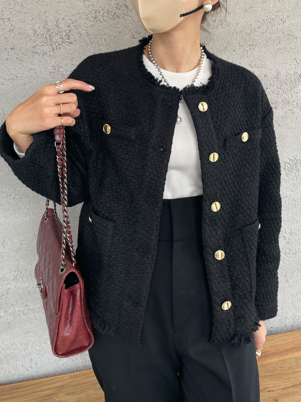 ブラック系のノーカラージャケット、ブラック系のその他パンツ、ブラック系のバレエシューズを着用したレディースの冬コーディネートの3枚目の写真