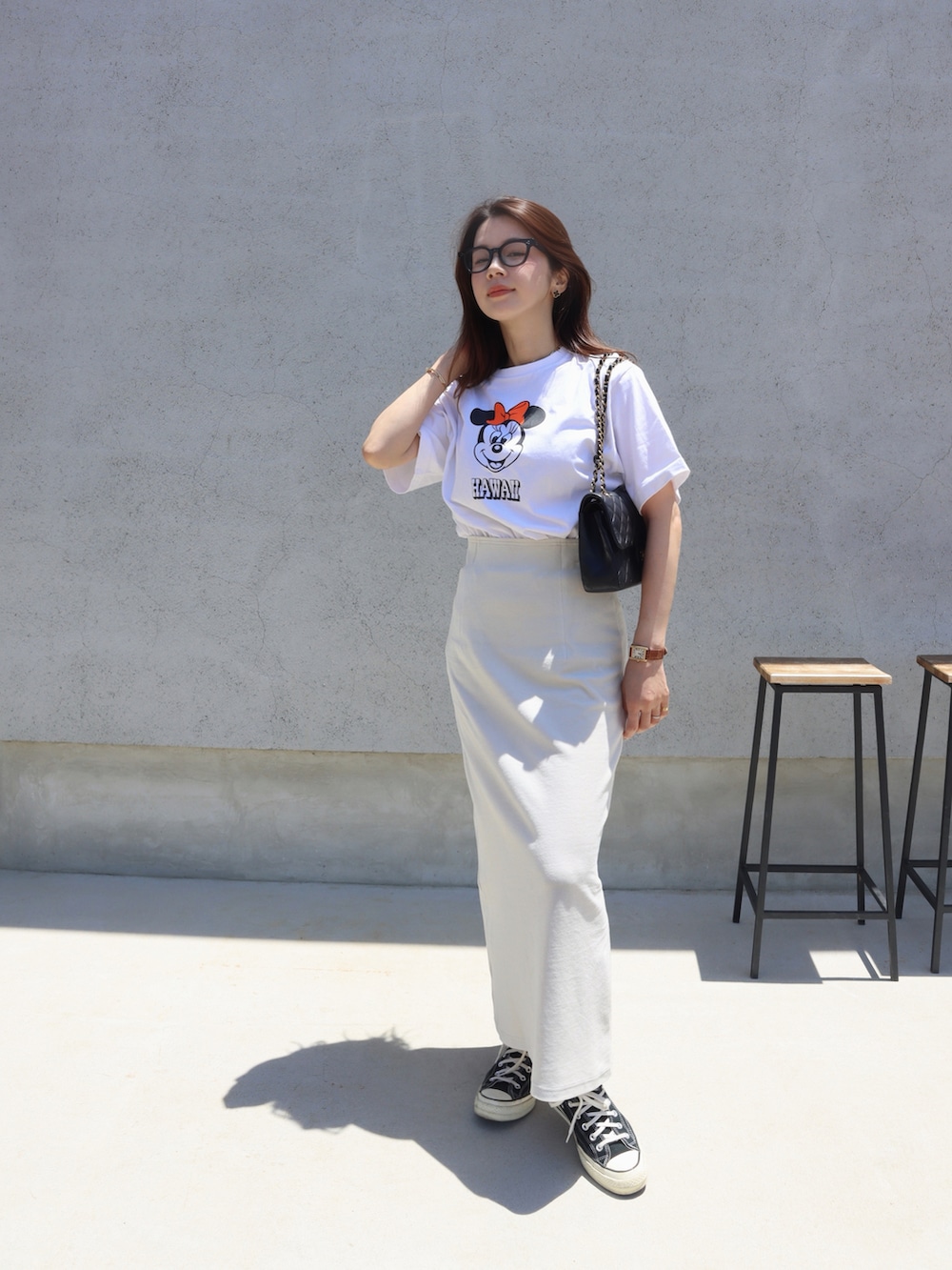 ホワイト系のTシャツ/カットソー、ホワイト系のスカートを着用したレディースの夏コーディネートの2枚目の写真