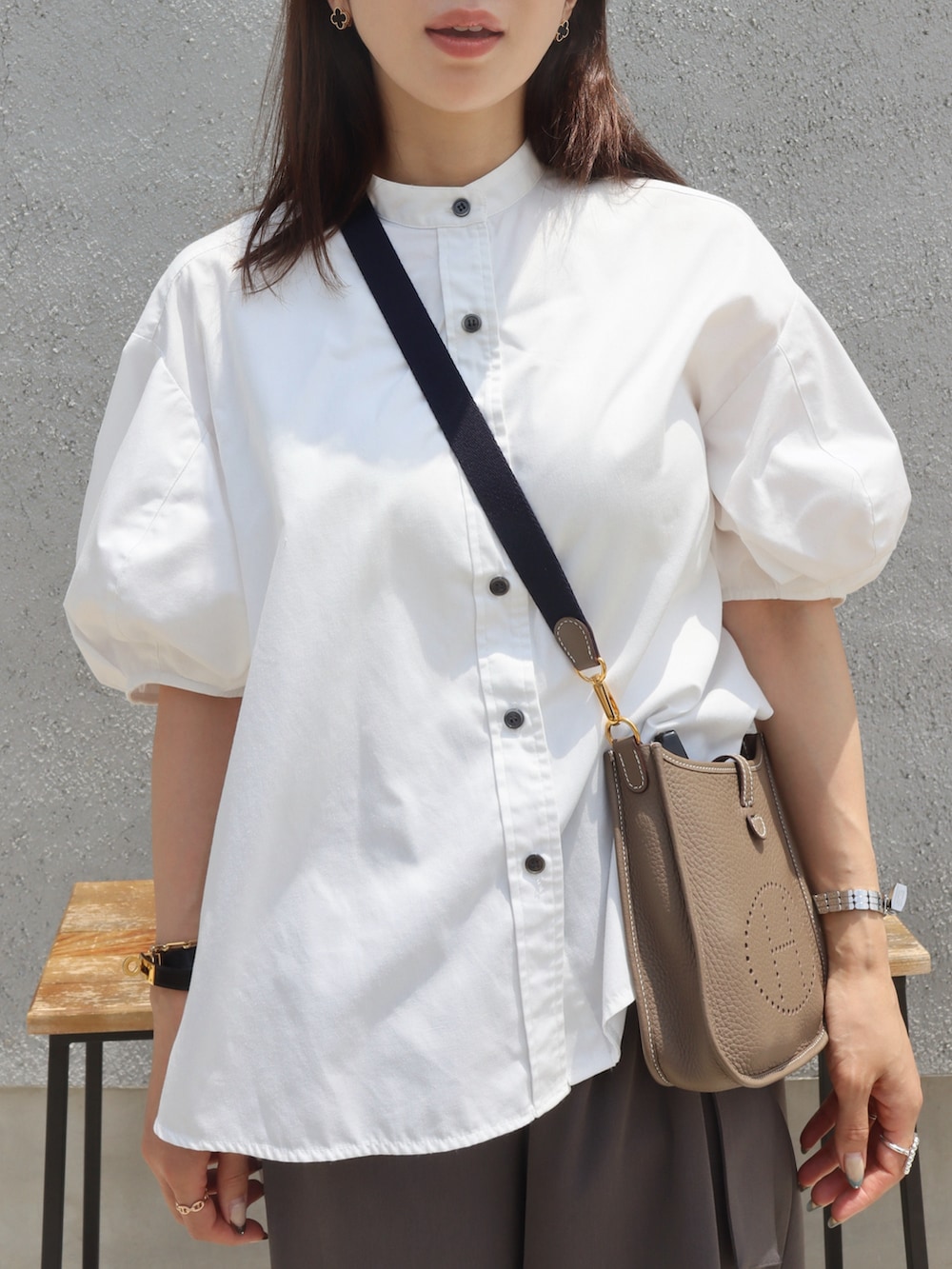 ホワイト系のシャツ/ブラウス、グレー系のスラックス、グリーン系のキャップを着用したレディースの夏コーディネートの2枚目の写真