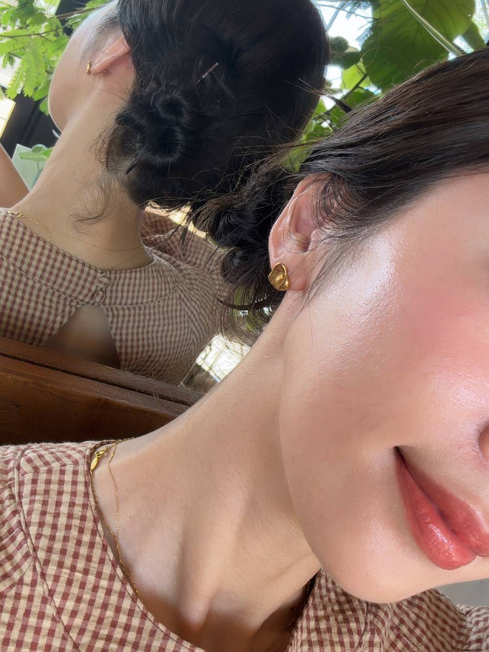 ブラウン系のワンピース、ピンク系のチーク、ベージュ系のコンシーラーを着用したレディースの夏コーディネートの2枚目の写真