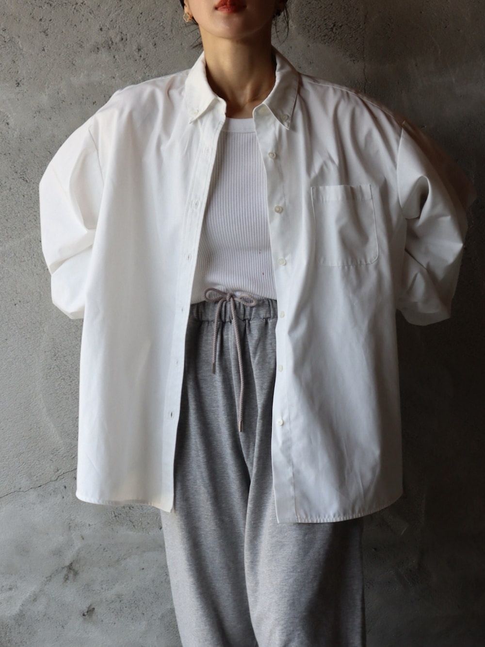 ホワイト系のシャツ/ブラウス、グレー系のスウェットパンツ、ブラック系のヘアバンドを着用したレディースの秋コーディネートの2枚目の写真