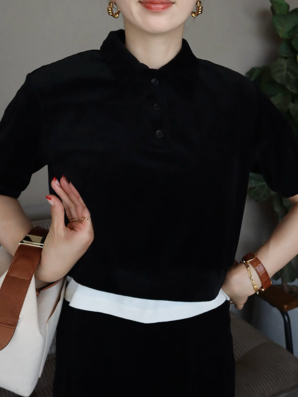 ベージュ系のTシャツ/カットソー、ブラック系のポロシャツ、ブラック系のスカートを着用したレディースの夏コーディネートの2枚目の写真