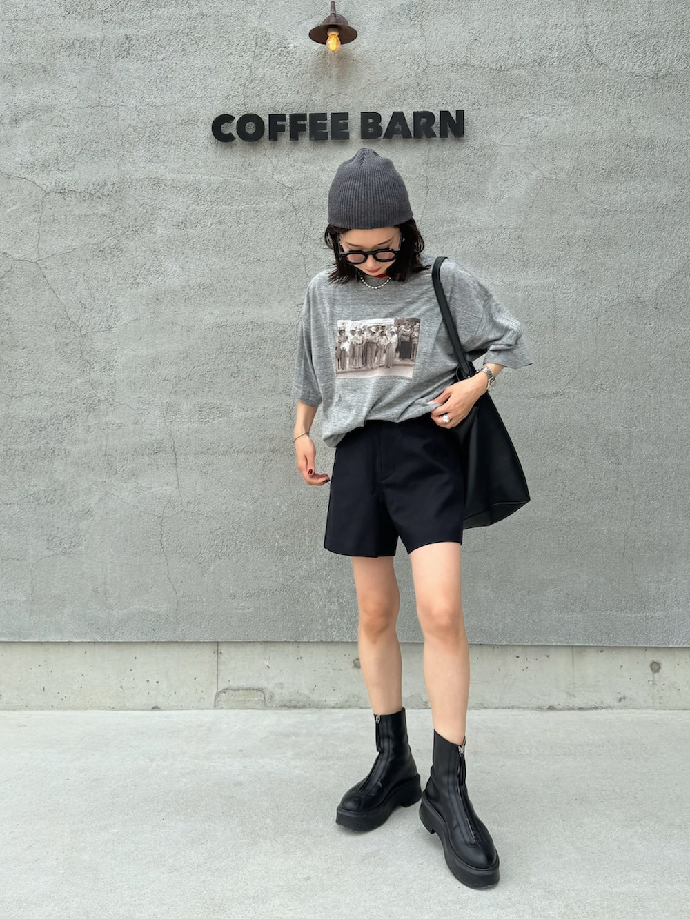 ブラック系のその他パンツ、グレー系のTシャツ/カットソー、ブラック系のブーツを着用したレディースの春コーディネートの2枚目の写真