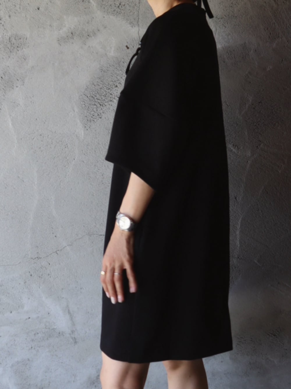 ブラック系のワンピース、ブラック系のショルダーバッグ、ブラック系のローファーを着用したレディースの夏コーディネートの2枚目の写真