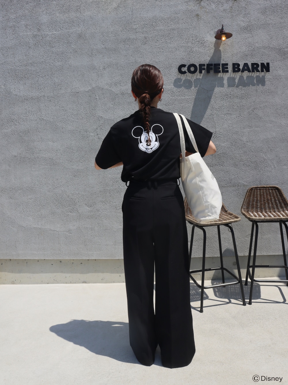 ブルー系のスニーカー、ブラック系のTシャツ/カットソー、ブラック系のその他パンツを着用したレディースの春コーディネートの3枚目の写真