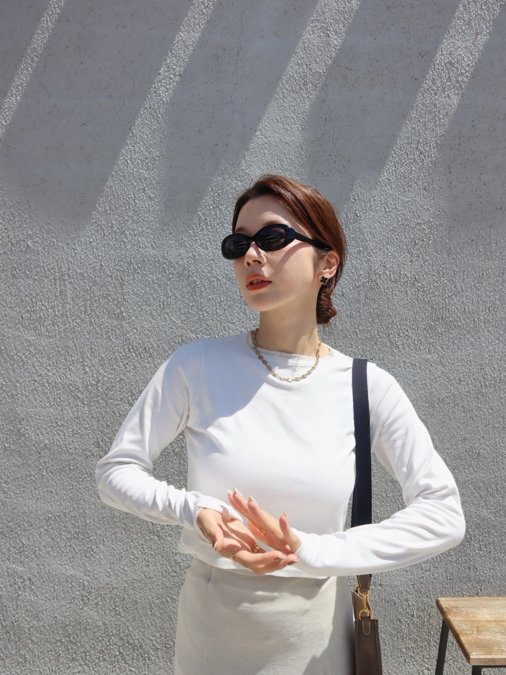 ホワイト系のTシャツ/カットソー、ホワイト系のスカートを着用したレディースの夏コーディネートの3枚目の写真