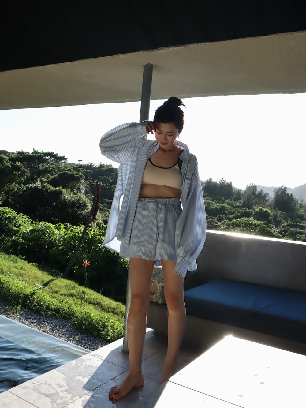 ブルー系のシャツ/ブラウス、ブルー系のその他パンツ、ホワイト系の水着を着用したレディースの夏コーディネートの2枚目の写真