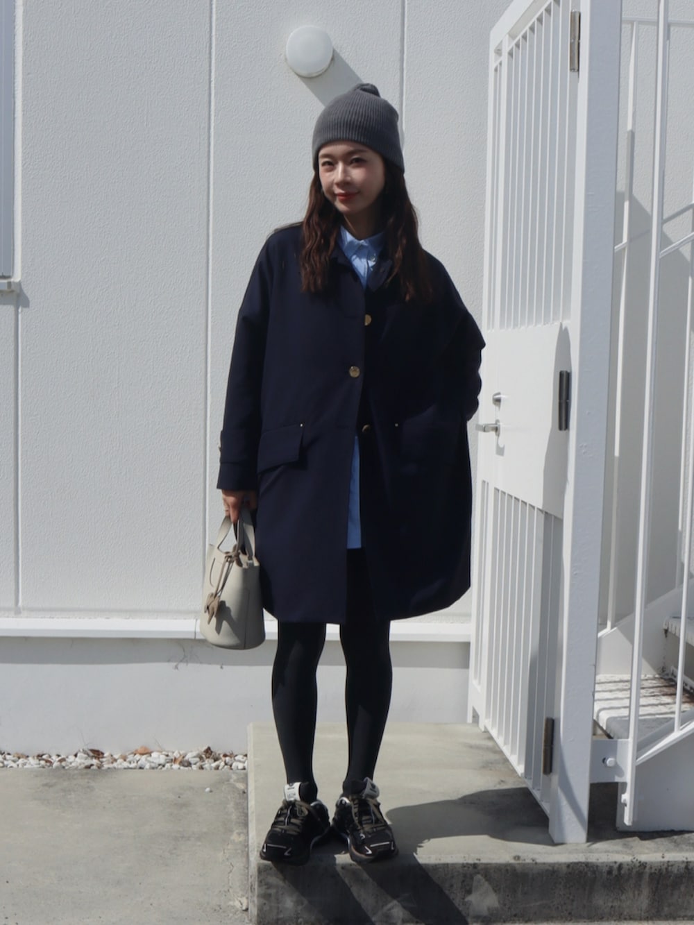 ブルー系のジャケット/アウター、グレー系のタイツ/ストッキング、グレー系のニットキャップ/ビーニーを着用したレディースの春コーディネートの2枚目の写真