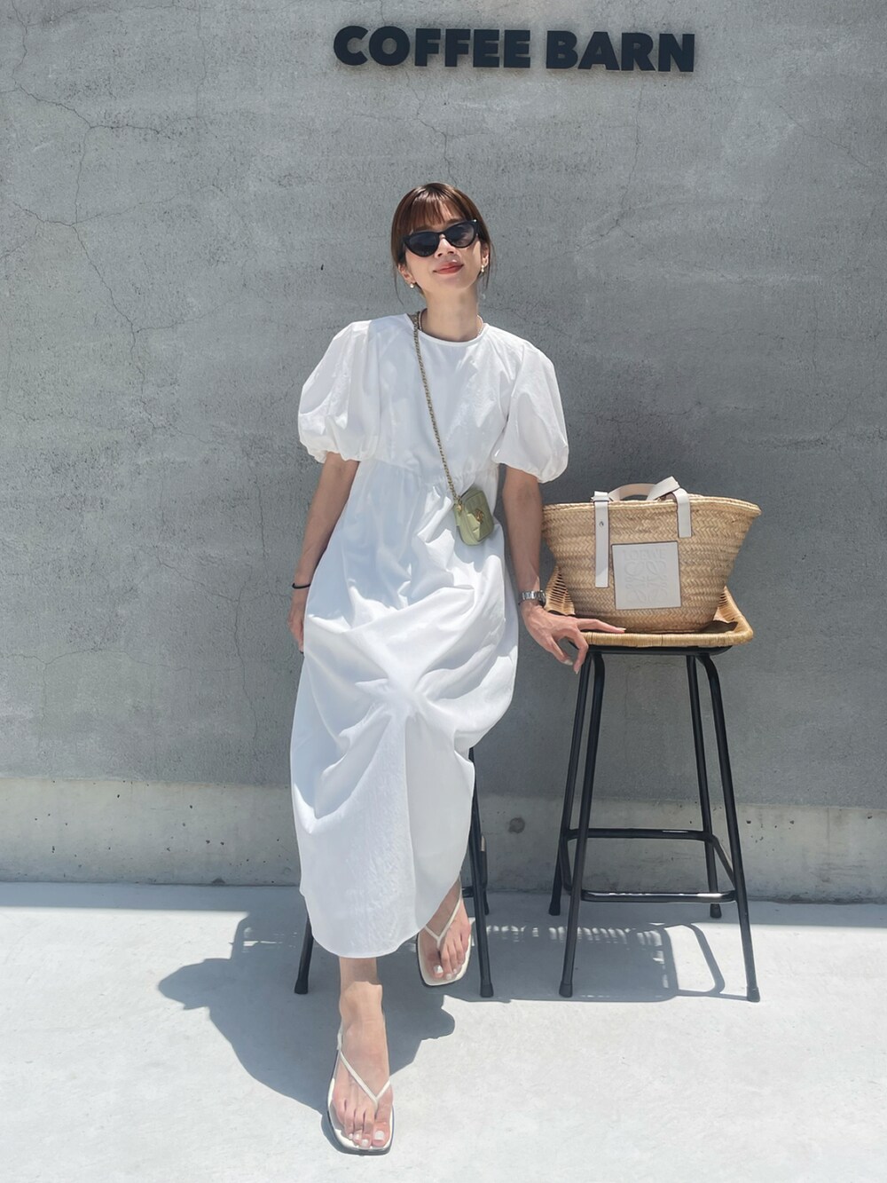 ホワイト系のワンピース、ホワイト系のかごバッグを着用したレディースの夏コーディネートの2枚目の写真