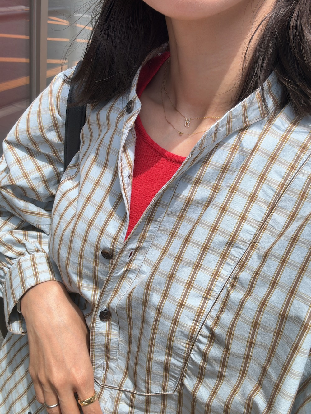 ブルー系のシャツ/ブラウス、グレー系のスウェットパンツ、グレー系のスニーカーを着用したレディースの春コーディネートの2枚目の写真