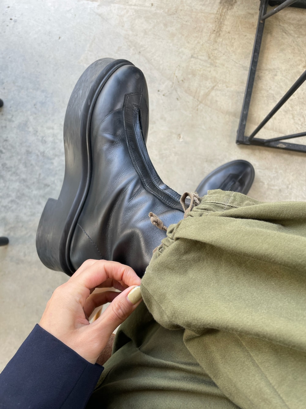 ブルー系のテーラードジャケット、グリーン系のカーゴパンツ、ブラック系のブーツを着用したレディースの秋コーディネートの2枚目の写真