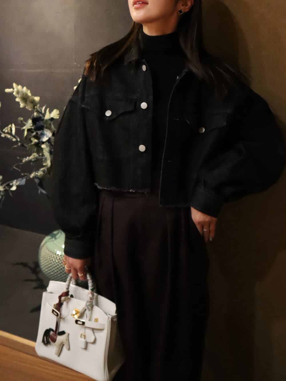 ブラウン系のその他パンツ、ブラック系のデニムジャケットを着用したレディースの冬コーディネートの2枚目の写真