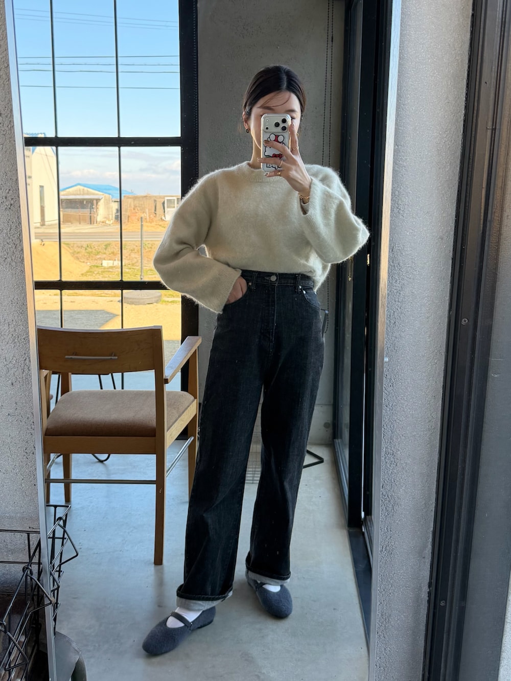 ベージュ系のニット/セーター、ブラック系のデニムパンツ、グレー系のバレエシューズを着用したレディースの冬コーディネートの2枚目の写真