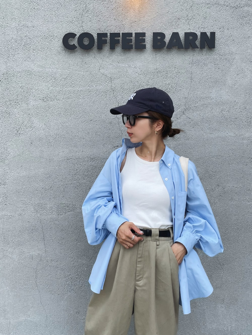 ブルー系のシャツ/ブラウス、ベージュ系のその他パンツ、ブラック系のスニーカーを着用したレディースの夏コーディネートの2枚目の写真