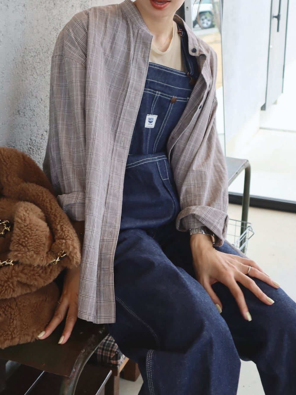 ブラウン系のトートバッグ、ブラウン系のショルダーバッグ、グレー系のシャツ/ブラウスを着用したレディースの秋コーディネートの2枚目の写真